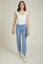 Lade das Bild in den Galerie-Viewer, Embroidered Jeans Hose "Daisy"