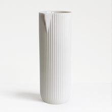 Lade das Bild in den Galerie-Viewer, Karaffe Vase "Column" Archive Studio