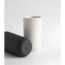 Lade das Bild in den Galerie-Viewer, Latte Cup Becher "Column" Archive Studio