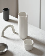 Lade das Bild in den Galerie-Viewer, Karaffe Vase "Column" Archive Studio