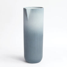 Lade das Bild in den Galerie-Viewer, Karaffe Vase "Column" Archive Studio