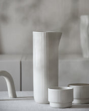 Lade das Bild in den Galerie-Viewer, Karaffe Vase "Column" Archive Studio