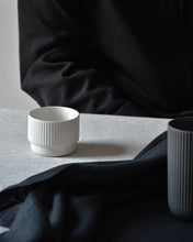 Lade das Bild in den Galerie-Viewer, Cappucino Cup Tasse "Column" Archive Studio