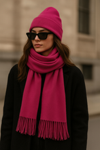 Lade das Bild in den Galerie-Viewer, Black Friday Deal! Cashmere Blend Scarf Berlin + Beanie Stockholm for FREE
