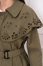 Lade das Bild in den Galerie-Viewer, Laser Cut Cape Trench Coat Jacke Jill
