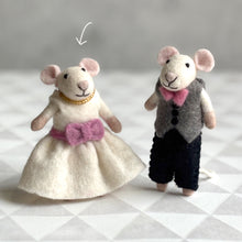 Lade das Bild in den Galerie-Viewer, Handmade Fairtrade Filz Maus Felt Mouse Bride
