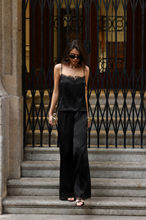 Lade das Bild in den Galerie-Viewer, Satin Lace Trimmed Top Dahlia
