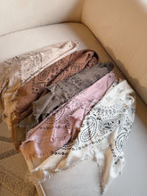 Lade das Bild in den Galerie-Viewer, Square Wool Scarf Schal Tuch Bandana Paisley
