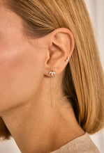 Lade das Bild in den Galerie-Viewer, Rhinestone Pull Through Chain Fleur Earrings
