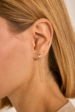 Lade das Bild in den Galerie-Viewer, Rhinestone Pull Through Chain Fleur Earrings
