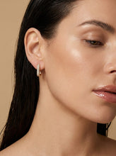 Lade das Bild in den Galerie-Viewer, Pave Hoops Ohrringe "Zendaya"
