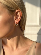 Lade das Bild in den Galerie-Viewer, Pave Ohrringe Hoops Olivia
