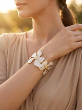 Lade das Bild in den Galerie-Viewer, Armreif Cuff Bangle Daisy Bloom
