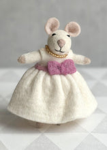 Lade das Bild in den Galerie-Viewer, Handmade Fairtrade Filz Maus Felt Mouse Bride
