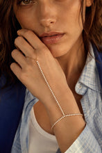 Lade das Bild in den Galerie-Viewer, Hand Chain Ring Armband Georgina Stone
