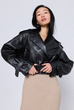 Lade das Bild in den Galerie-Viewer, Cropped Trench Faux Leather Jacket Jacke &quot;Willow&quot;
