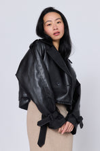 Lade das Bild in den Galerie-Viewer, Cropped Trench Faux Leather Jacket Jacke &quot;Willow&quot;
