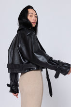 Lade das Bild in den Galerie-Viewer, Cropped Trench Faux Leather Jacket Jacke &quot;Willow&quot;
