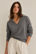 Lade das Bild in den Galerie-Viewer, V-Neck Basic Sweater Pullover Cashmere Blend Eloise
