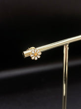 Lade das Bild in den Galerie-Viewer, Earrings Ohrstecker &quot;Single Mini Daisy&quot;
