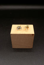 Lade das Bild in den Galerie-Viewer, Earrings Ohrstecker &quot;Single Mini Daisy&quot;
