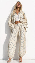 Lade das Bild in den Galerie-Viewer, Floral Balloon Hem Baggy Jeans Eve

