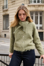 Lade das Bild in den Galerie-Viewer, Brushed Wool Cardigan with Removable Scarf Jäckchen mit Schal
