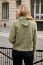 Lade das Bild in den Galerie-Viewer, Brushed Wool Cardigan with Removable Scarf Jäckchen mit Schal
