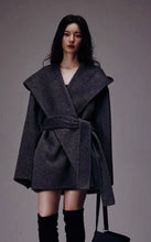 Lade das Bild in den Galerie-Viewer, Wool Hooded Coat Jacket with Belt Bea

