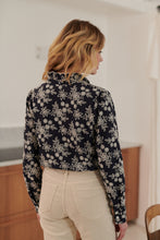 Lade das Bild in den Galerie-Viewer, Embroidered Blouse Bluse Scallop Collar &quot;Emma&quot;
