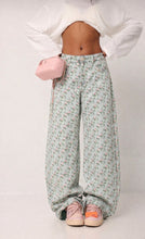 Lade das Bild in den Galerie-Viewer, Baggy Jeans Floral Print Emilia
