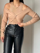 Lade das Bild in den Galerie-Viewer, Knit Cutout Sweater Tara
