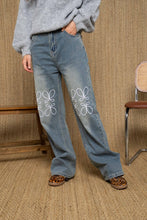 Lade das Bild in den Galerie-Viewer, Embroidered Jeans Denim Hose &quot;Leonie&quot;
