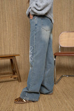 Lade das Bild in den Galerie-Viewer, Embroidered Jeans Denim Hose &quot;Leonie&quot;
