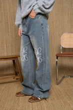 Lade das Bild in den Galerie-Viewer, Embroidered Jeans Denim Hose &quot;Leonie&quot;
