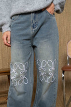 Lade das Bild in den Galerie-Viewer, Embroidered Jeans Denim Hose &quot;Leonie&quot;
