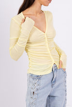 Lade das Bild in den Galerie-Viewer, V-Neck Button Cotton Shirt Butter Yellow
