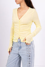 Lade das Bild in den Galerie-Viewer, V-Neck Button Cotton Shirt Butter Yellow
