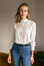 Lade das Bild in den Galerie-Viewer, Bluse Embroidered Eyelet Blouse &quot;Charlotte&quot;
