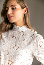 Lade das Bild in den Galerie-Viewer, Bluse Embroidered Eyelet Blouse &quot;Charlotte&quot;
